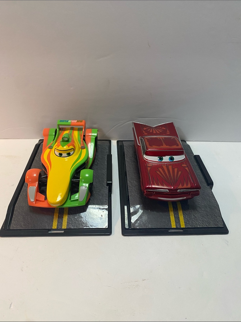 Disney Store CARS 2 Rip Clutchgoneski + ramone 1:43 Diecast on stands